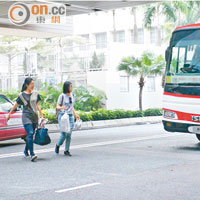 天橋遲遲未建，有居民違規橫過馬路。