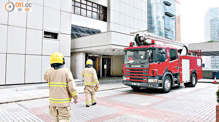 消防車泊在高院門口戒備。（曾志恆攝）