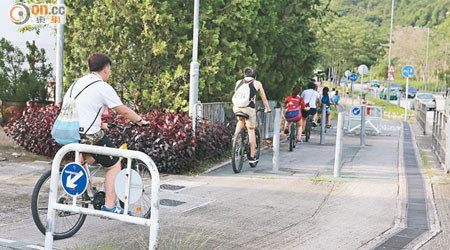 布心排村對出單車徑，不足五十米長的路面已豎有六個大型鐵欄。