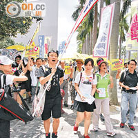 泛民團體昨於香港多區巡遊，宣傳反對袋住先。