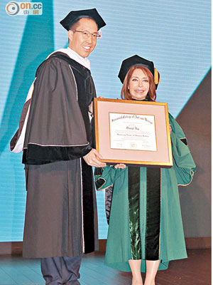 黃永光（左）獲頒發榮譽博士學位，冀未來更多有才華年輕人投身設計行業。（葉華英攝）