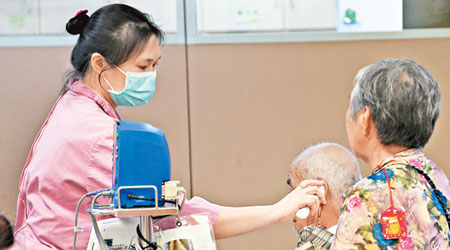 台灣醫護為民眾量體溫，加強檢疫。（中央社圖片）