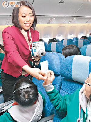 國泰空中服務員工會指機艙環境狹窄，員工應可戴口罩自保健康。（資料圖片）