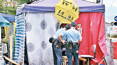 有警員於佔領帳篷一帶巡遊，並記錄最新情況。（陳嘉順攝）