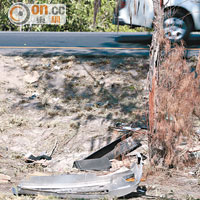 華欣車禍現場，仍可見肇事車輛留下的泵把。
