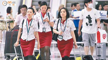 國泰昨表示，空服員若認為有需要，可在往來南韓的航班上戴口罩。