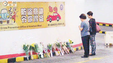 住客獻花悼念死者。（李子強攝）