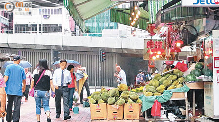 行人路長期被佔用擺賣，食環署執法效力成疑。