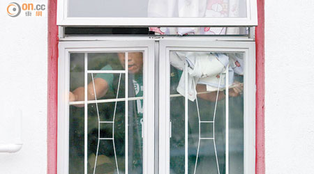 三歲女童疑從無裝窗花的氣窗墮下。（羅貴明攝）