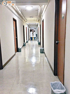 宿舍一樓及二樓均有男醫科生出入。
