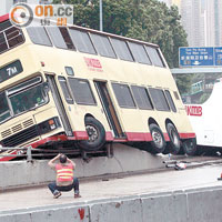 當年<br>○八年八月，一輛雙層九巴疑因閃避切線車輛失控剷上分岔位斜台石壆後翻側。