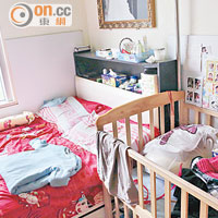 仁舜生前用過的嬰兒床仍在鄧氏夫婦的床畔。