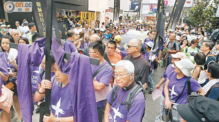 約二百名教徒參與昨日的反政改遊行，其中陳日君（箭嘴示）更行畢全程。