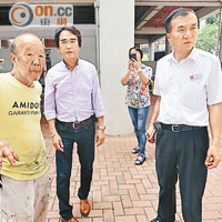 陳笑文（左二）與保安員及街坊阻止記者訪攝。