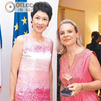 「法國五月」董事張王幼倫（左）與法國駐港澳文化、教育和科技領事安筱雨喺官邸派對上相聚。 