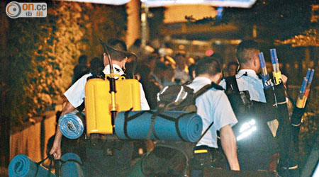 有警員晚上揹着背包裝胡椒噴霧進入政總。