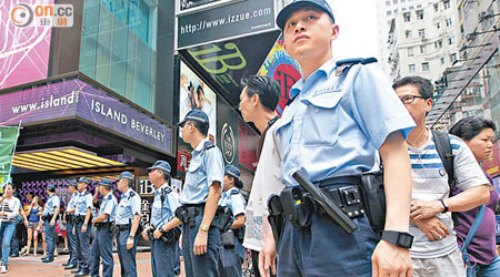 警方昨日派出大批警員為遊行開路，士氣不受謠傳影響。（高嘉業攝）