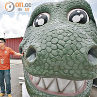 邱達根與恐龍屋「主角」DINO合照。（胡家豪攝）