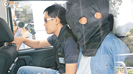 警方破炸彈工場拘兩人，其中姓彭疑犯被押返西貢警署。（左錦鴻攝）