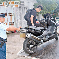 鄭的一輛電單車在蠔涌被拖往西貢警署扣查。（黃永健攝）