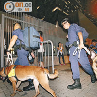 警員拖着多隻警犬進入政總。