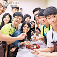 去年遊學團到南韓首爾學習製作泡菜。（資料圖片）