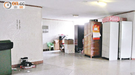 青衣邨宜居樓有走廊被佔用擺放傢俬雜物，阻塞通道。