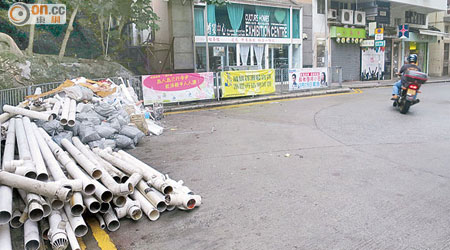 鴨脷洲新市街疑有建築廢料遭隨處棄置，環保署被批評監察不力。