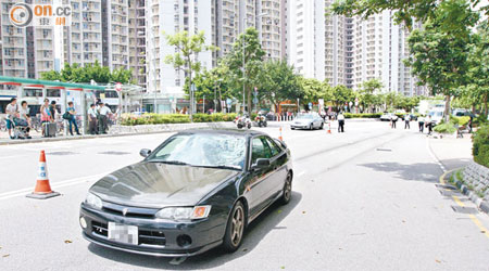 肇事跑車擋風玻璃碎裂，現場留下約卅米長車胎痕。（陳錦昌攝）