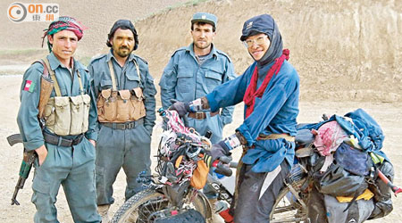 郭俊達（右一）造訪阿富汗期間，實際上幾乎每日獲軍警及平民收留。（郭俊達提供）