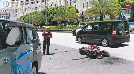 電單車猛撞七人車的車身，司機飛插入車內死亡。