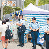 警方於立法會外帳篷巡視戒備。（李寶怡攝）