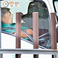 本報踢爆有郵政車司機在車內睡覺。