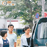 《為食神探》的工作人員及臨時演員乘坐「領先」的白牌車前往屯門的拍攝地點。