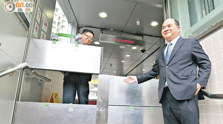 若水位升高，港鐵車站出口會堆起高約一點五米「防洪閘」。（陳德賢攝）