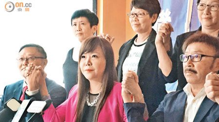 李偲嫣（前排中）宣布組黨，話要做香港「第三力量」。（周依露攝）