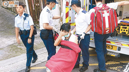 被賊人推倒受傷婦人送院治理。（李國健攝）