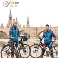 袁乘風與肺癌康復者Ron結伴由西班牙踩單車至葡萄牙。（受訪者提供）