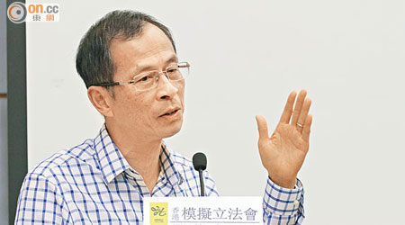 曾鈺成指否決政改對香港長遠有很壞影響，包括令人質疑「一國兩制」的發展。（葉華英攝）