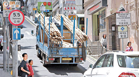 東邊街<br>東邊街不時有重型車輛違規駛進。