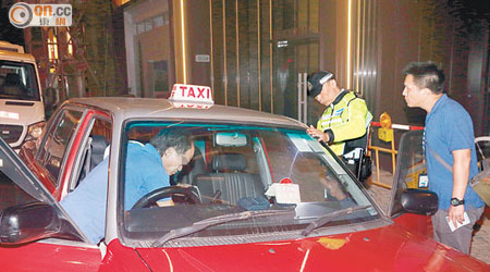 涉案的士司機協助警員調查。