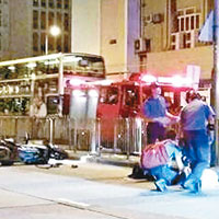 電單車失事翻側，傷者被拋出車外。（互聯網圖片）