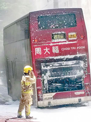 消防員噴射泡沫撲救，遍地如「白雪」。（互聯網圖片）