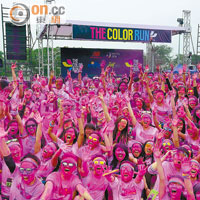 香港<br>去年十二月在亞洲國際博覽館外圍舉行的THE COLOR RUN，參與者極之投入。