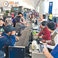 部分乘客持登機證到咖啡店用膳被拒，結果要折返國泰櫃台投訴。（葉小姐提供）