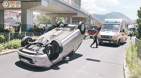 私家車失控反肚橫亘路中。（梁卓明攝）