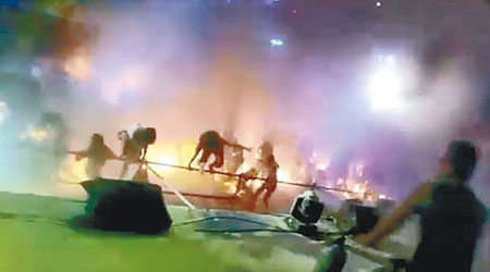 粉塵爆炸時群眾逃生，工作人員用二氧化碳噴滅烈火時反助火勢。（互聯網圖片）
