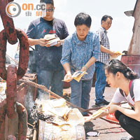 死者妻子（右）和胞姊(中)在躉船拜祭時傷心痛哭。（黃永健攝）