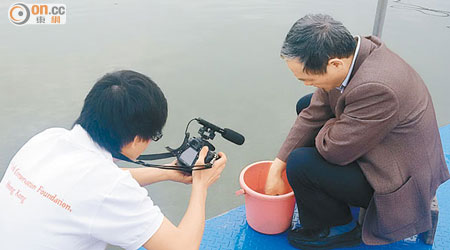 攝影師阿龍拍攝餵飼江豚的情況。