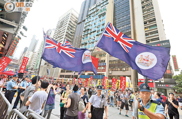 今年七一遊行繼續有大批象徵港獨的港英龍獅旗出現。（陳章存攝）